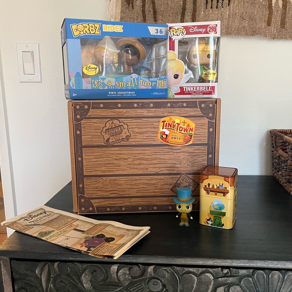 🐞 Funko Pop NIB Tiny Town Disney Treasures Box Small World Funko Pop NWT 🐞